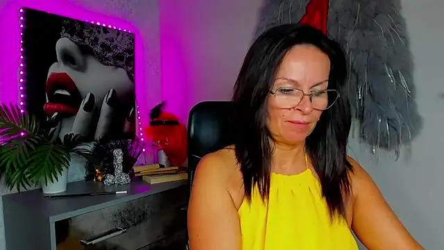 Snapshot of HelenLuxx chatting on July 14, 2026, 12:33 pm HelenLuxx online show from July 14, 2026, 12:33 pm