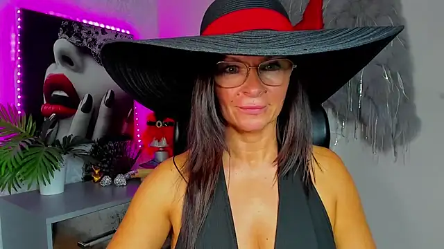 Snapshot of HelenLuxx chatting on July 24, 2026, 12:47 pm HelenLuxx online show from July 24, 2026, 12:47 pm