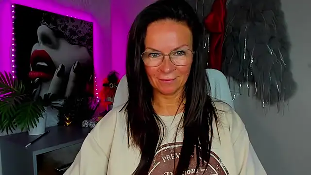 Snapshot of HelenLuxx chatting on July 26, 2026, 1:40 pm HelenLuxx online show from July 26, 2026, 1:40 pm