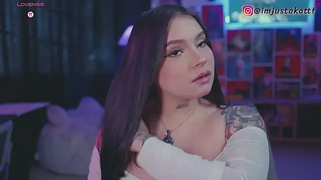 sensualkattt online show from April 23, 2026, 8:22 pm