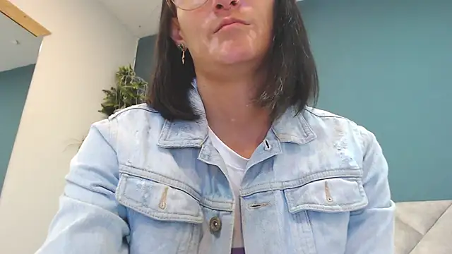 SharisWillian online show from May 13, 2026, 3:59 am