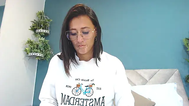 SharisWillian online show from June 15, 2026, 3:42 am