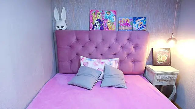 charlottemoonxz online show from June 19, 2026, 6:01 pm
