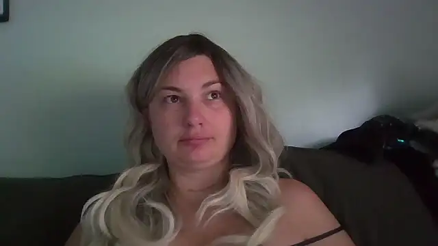 Snapshot of MilfyMrsRobinson chatting on June 17, 2026, 1:01 pm MilfyMrsRobinson online show from June 17, 2026, 1:01 pm