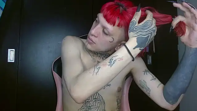 charlotbelucci  online show from April 28, 2026, 2:11 pm