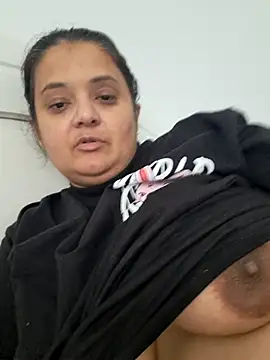 Snapshot of sarahhh1987 chatting on November 3, 2025, 9:32 am sarahhh1987 online show from November 3, 2025, 9:32 am