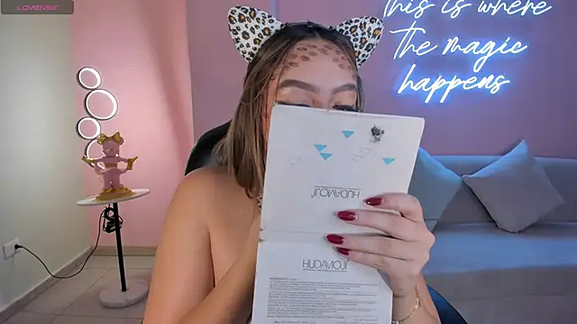 Snapshot of BellaRose_X chatting on October 31, 2025, 4:02 am BellaRose X online show from October 31, 2025, 4:02 am