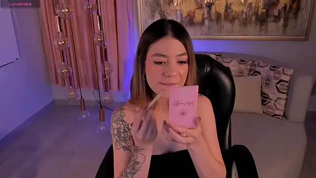 ViolettHansson online show from March 5, 2025, 9:37 pm