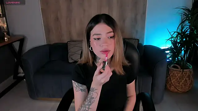 ViolettHansson online show from March 13, 2025, 9:48 pm