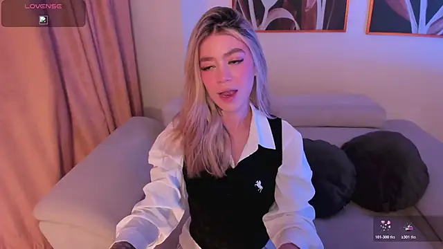 Snapshot of ViolettHansson chatting on May 30, 2026, 10:01 am ViolettHansson online show from May 30, 2026, 10:01 am