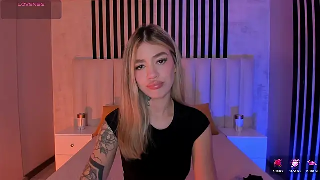 Snapshot of ViolettHansson chatting on June 9, 2026, 9:54 am ViolettHansson online show from June 9, 2026, 9:54 am