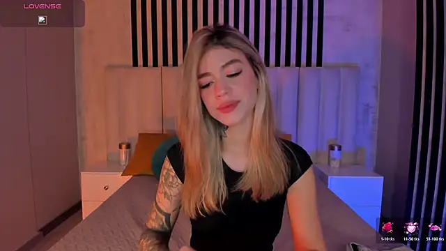 Snapshot of ViolettHansson chatting on June 17, 2026, 10:39 am ViolettHansson online show from June 17, 2026, 10:39 am