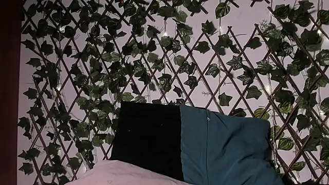 CoralineSanchez online show from December 19, 2025, 8:05 pm