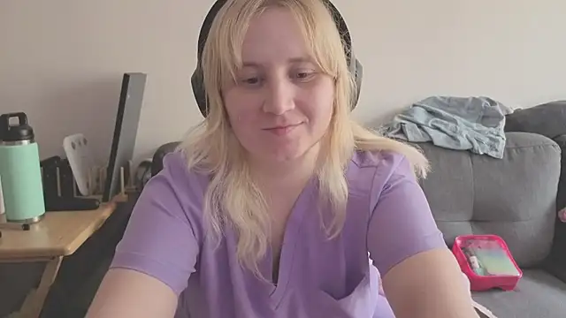 Snapshot of Glitch_Witch chatting on July 18, 2026, 5:39 pm Glitch Witch online show from July 18, 2026, 5:39 pm