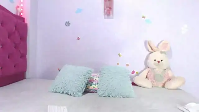 Snapshot of Madelyy_ chatting on May 13, 2026, 12:08 am Madelyy online show from May 13, 2026, 12:08 am