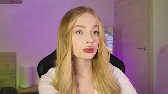 Snapshot of _MayShy_ chatting on March 15, 2025, 7:05 pm MayShy online show from March 15, 2025, 7:05 pm