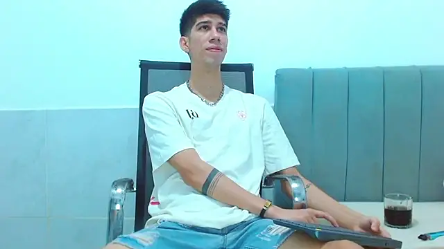 jhony-sex online show from February 18, 2026, 4:41 am