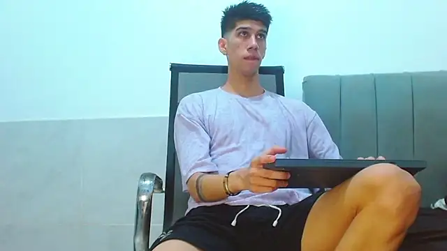 jhony-sex online show from June 3, 2026, 7:44 am