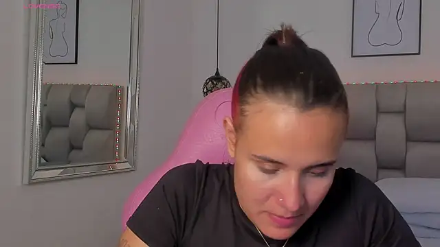 Susan-Sweet-7 online show from December 15, 2025, 9:19 pm