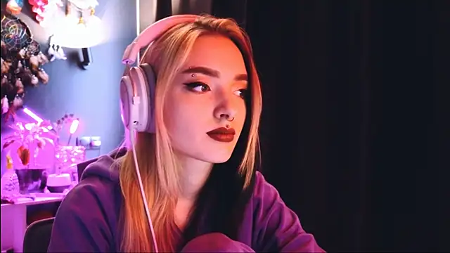 Snapshot of Avi_Nile chatting on December 7, 2024, 3:04 am Avi Nile online show from December 7, 2024, 3:04 am