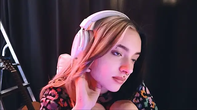 Snapshot of Avi_Nile chatting on February 6, 2025, 5:25 am Avi Nile online show from February 6, 2025, 5:25 am