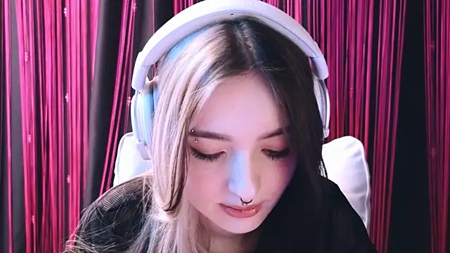 Snapshot of Avi_Nile chatting on February 18, 2025, 5:42 am Avi Nile online show from February 18, 2025, 5:42 am