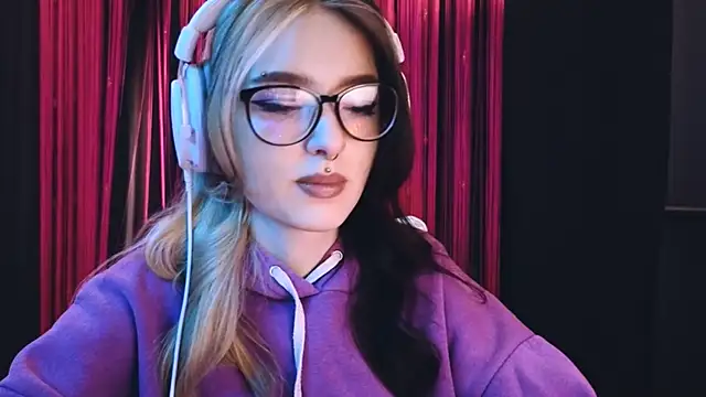 Snapshot of Avi_Nile chatting on March 4, 2025, 3:00 am Avi Nile online show from March 4, 2025, 3:00 am