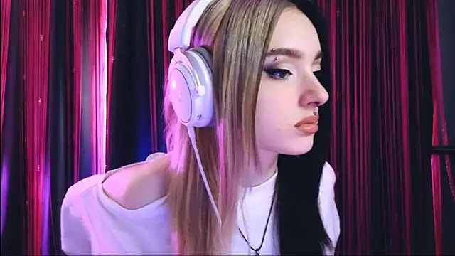 Snapshot of Avi_Nile chatting on March 16, 2025, 2:53 am Avi Nile online show from March 16, 2025, 2:53 am