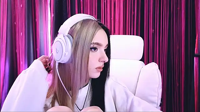 Snapshot of Avi_Nile chatting on March 16, 2025, 5:58 am Avi Nile online show from March 16, 2025, 5:58 am