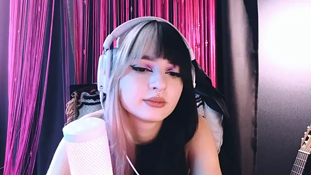 Snapshot of Avi_Nile chatting on September 11, 2025, 5:07 am Avi Nile online show from September 11, 2025, 5:07 am