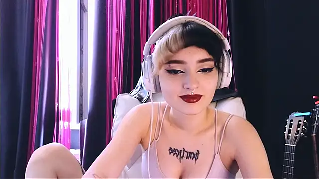 Snapshot of Avi_Nile chatting on September 20, 2025, 5:08 am Avi Nile online show from September 20, 2025, 5:08 am