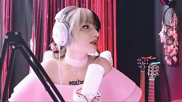 Snapshot of Avi_Nile chatting on November 20, 2025, 4:56 am Avi Nile online show from November 20, 2025, 4:56 am