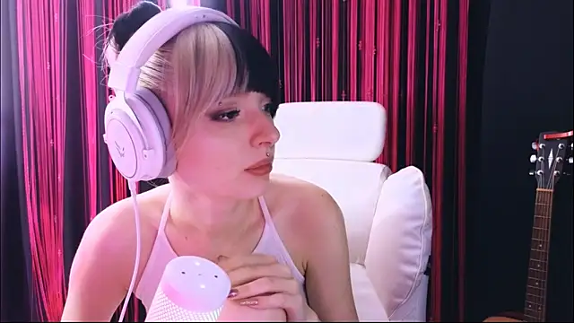 Snapshot of Avi_Nile chatting on February 1, 2026, 4:44 am Avi Nile online show from February 1, 2026, 4:44 am