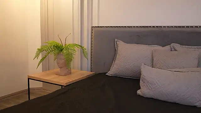 IrisBaker online show from October 9, 2025, 9:35 pm