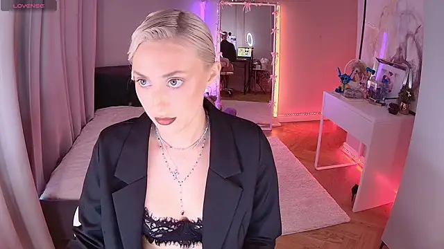 LoryWood online show from October 15, 2025, 2:39 pm