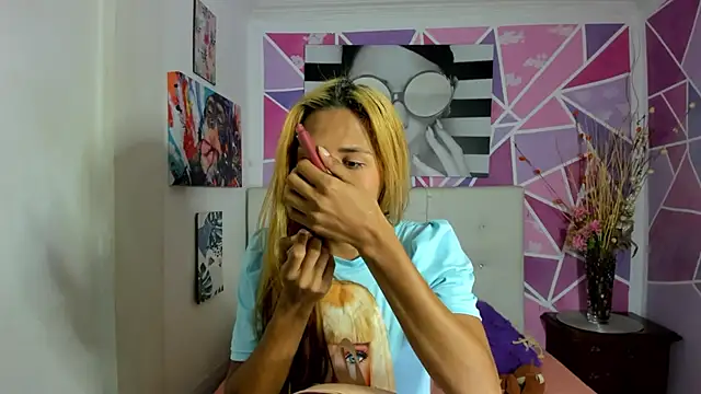 Snapshot of Brisahott chatting on December 11, 2024, 2:11 pm Brisahott online show from December 11, 2024, 2:11 pm