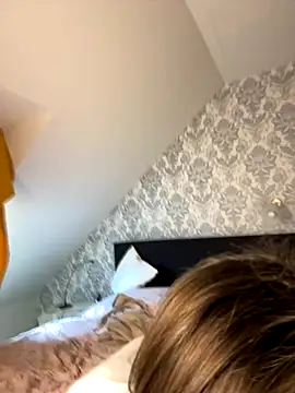 JuicyFruits93 online show from September 30, 2025, 12:10 pm