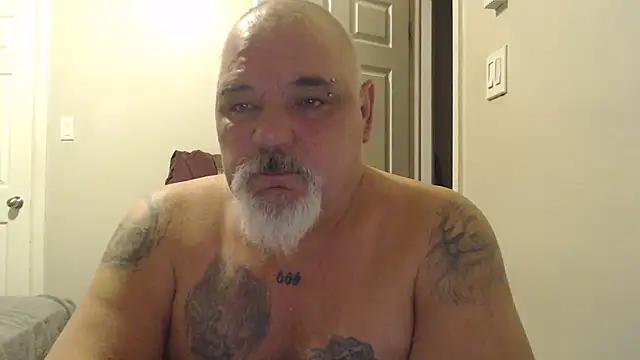 Newfiesausage1972 online show from March 12, 2025, 9:44 am