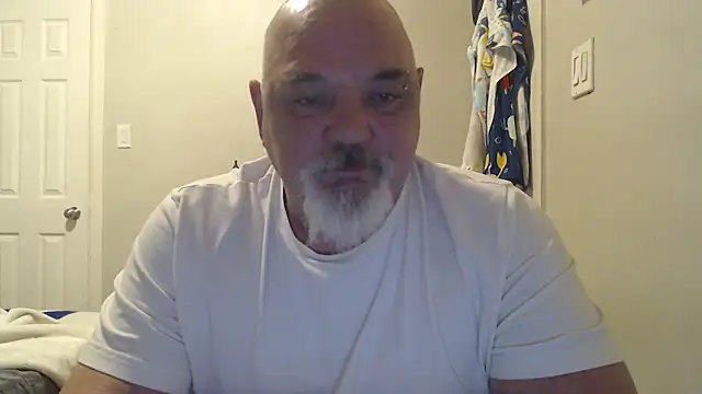 Newfiesausage1972 online show from March 20, 2025, 4:42 pm