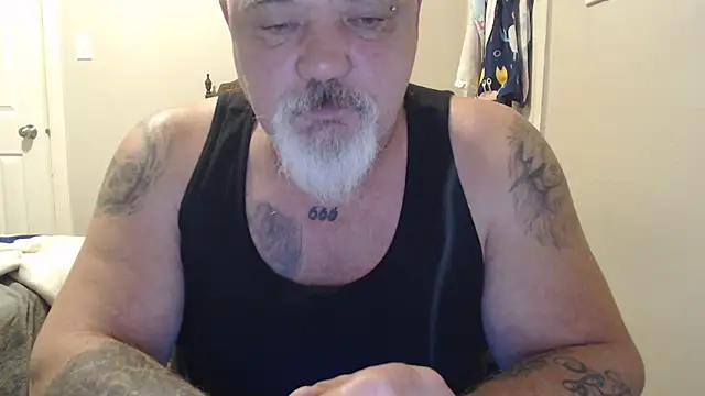 Newfiesausage1972 online show from March 21, 2025, 3:02 pm