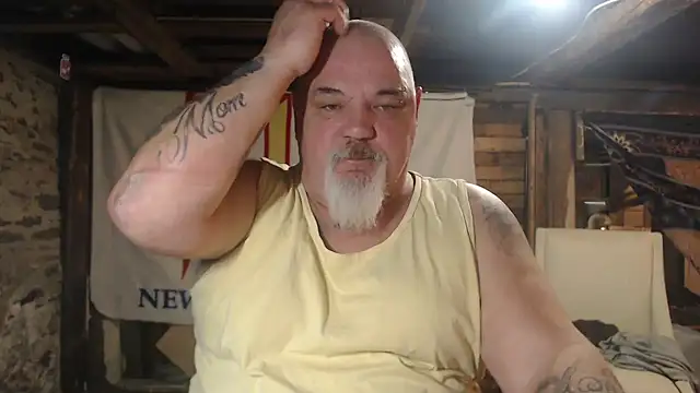 Newfiesausage1972 online show from March 5, 2026, 10:44 am