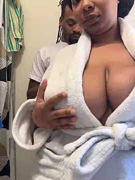 Snapshot of 1BeautyN1Beast chatting on December 6, 2024, 6:39 pm 1BeautyN1Beast online show from December 6, 2024, 6:39 pm