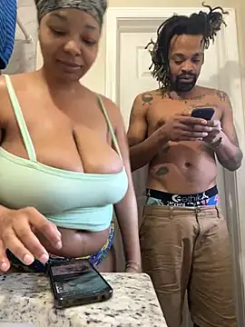 Snapshot of 1BeautyN1Beast chatting on December 13, 2024, 2:16 pm 1BeautyN1Beast online show from December 13, 2024, 2:16 pm