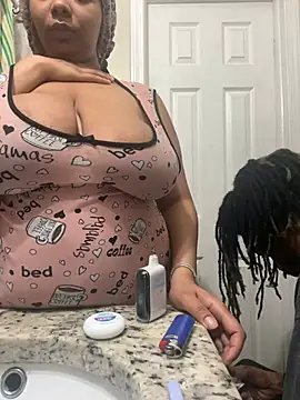 Snapshot of 1BeautyN1Beast chatting on December 22, 2024, 2:28 am 1BeautyN1Beast online show from December 22, 2024, 2:28 am