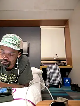 Snapshot of 1BeautyN1Beast chatting on October 1, 2025, 11:33 pm 1BeautyN1Beast online show from October 1, 2025, 11:33 pm