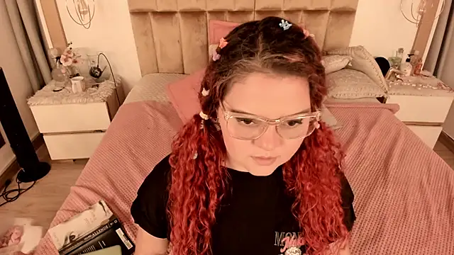 Twwiiggy online show from February 20, 2025, 2:29 am