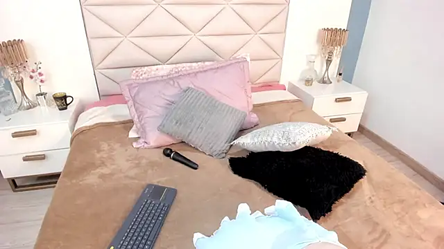 Twwiiggy online show from January 16, 2026, 8:02 pm