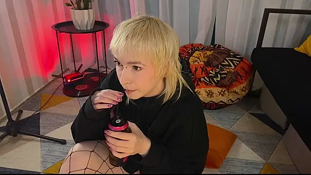 Snapshot of EmmyAmbros chatting on May 13, 2026, 8:27 pm EmmyAmbros online show from May 13, 2026, 8:27 pm