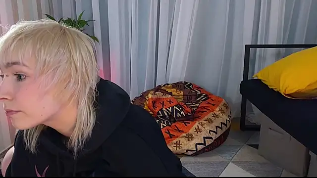 Snapshot of EmmyAmbros chatting on June 3, 2026, 9:42 pm EmmyAmbros online show from June 3, 2026, 9:42 pm