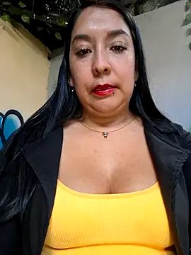 Snapshot of Bella_keny chatting on November 17, 2025, 6:24 pm Bella keny online show from November 17, 2025, 6:24 pm